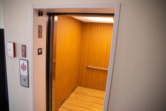 White House Suites | Plainfield | Hotel Elevator